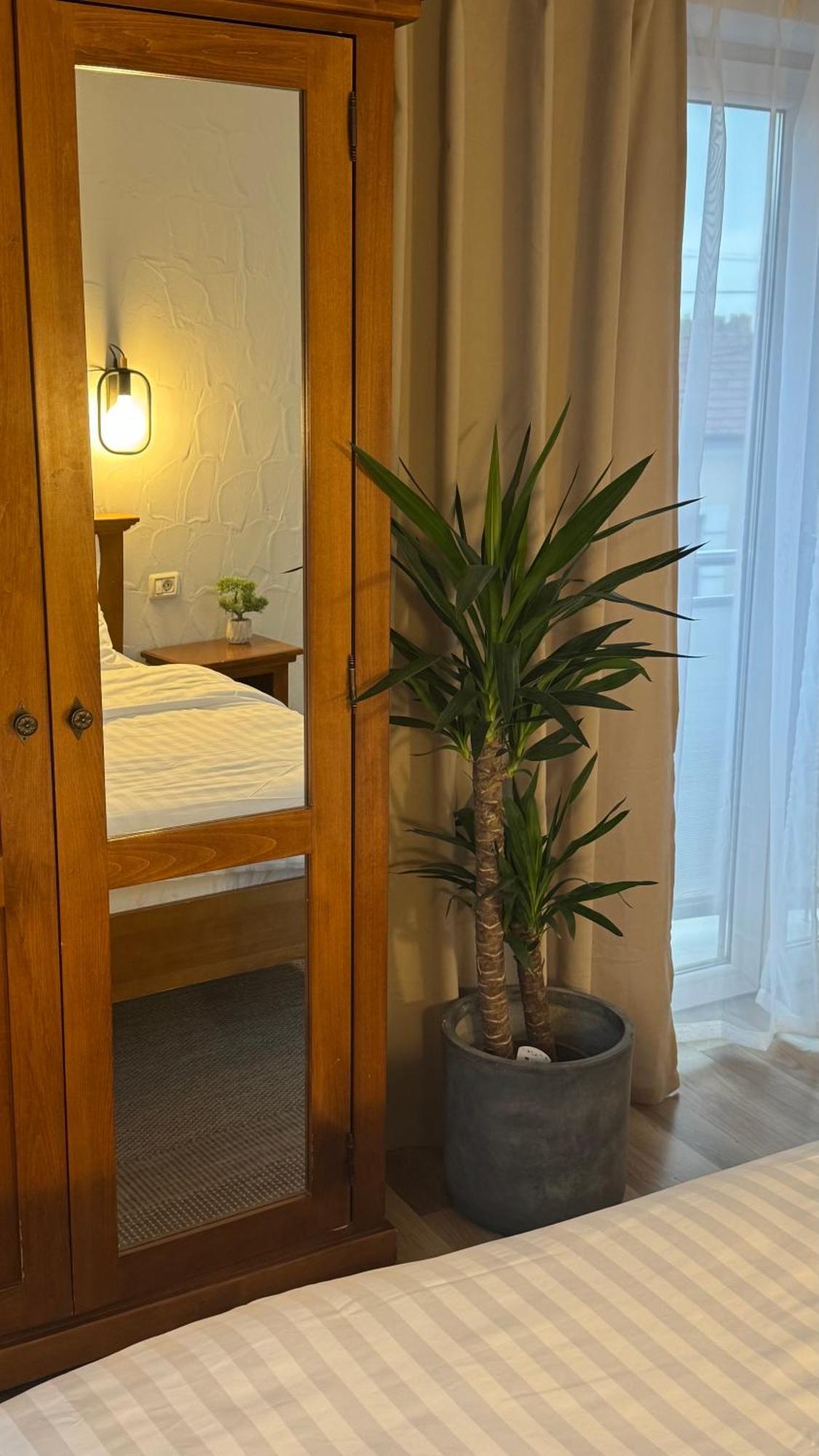 Hotel Lucy Star Клуж-Напока Экстерьер фото
